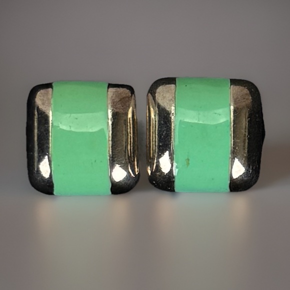 Vintage Silvertone and mint green pierced earrings - Picture 5 of 7